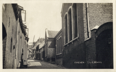 12172 Gezicht in de Koningstraat te Rhenen, uit het zuiden, met rechts de U.L.O.-school.